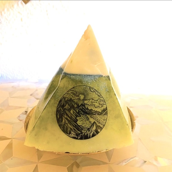 NWT Mountain Primrose Candle - Picture 1 of 2